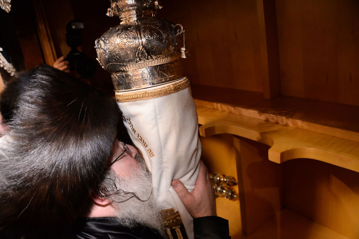 תיעוד ענק: הכנסת ספר התורה בנדבורנה