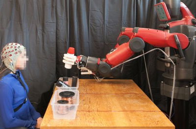 על ראש האדם האלמוני מולבשת "מסכת" האלקטרודות - והרובוט נכנס לפעולה