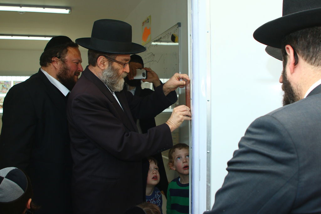 גפני קובע מזוזה בצפת