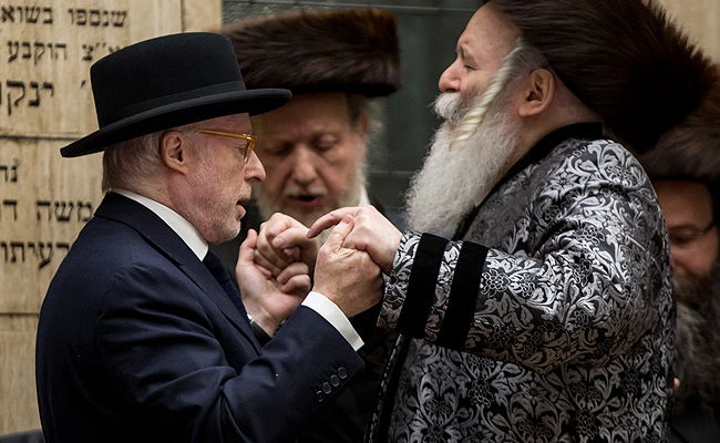 איזי אנגלנדר בריקוד עם הרבי מבאבוב