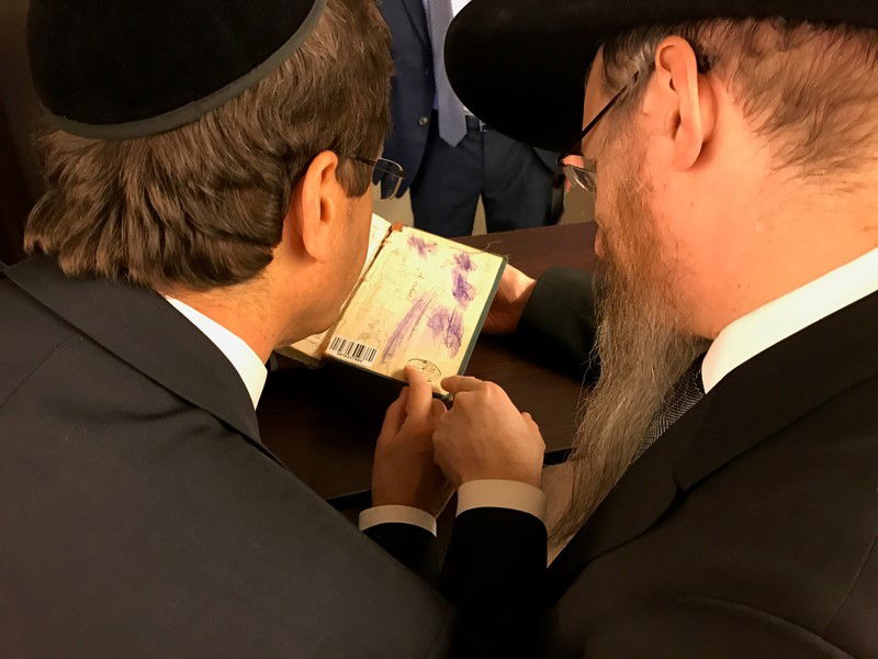 הרצוג עיין בספרי אדמו"רי ליובאוויטש: "זה ריגש אותי עד מאוד"