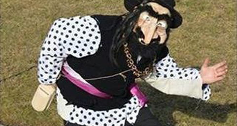 בהזמנה לפסטיבל מקומי, דמות יהודי עם כל הסטריאוטיפים האנטישמיים