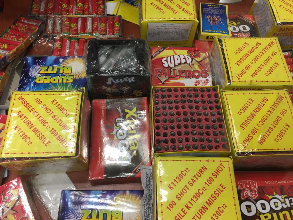 הצעצועים שהונחו בכניסה למשרד