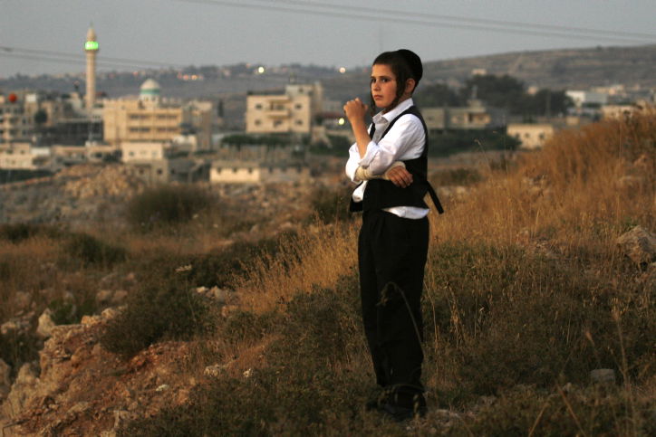 ילד מביתר על רקע הכפר חוסאן. אילוסטרציה, למצולם אין קשר לידיעה