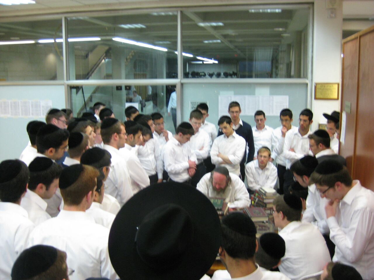 תיעוד: השיעור של המקובל רבי יעקב עדס בישיבת חברון