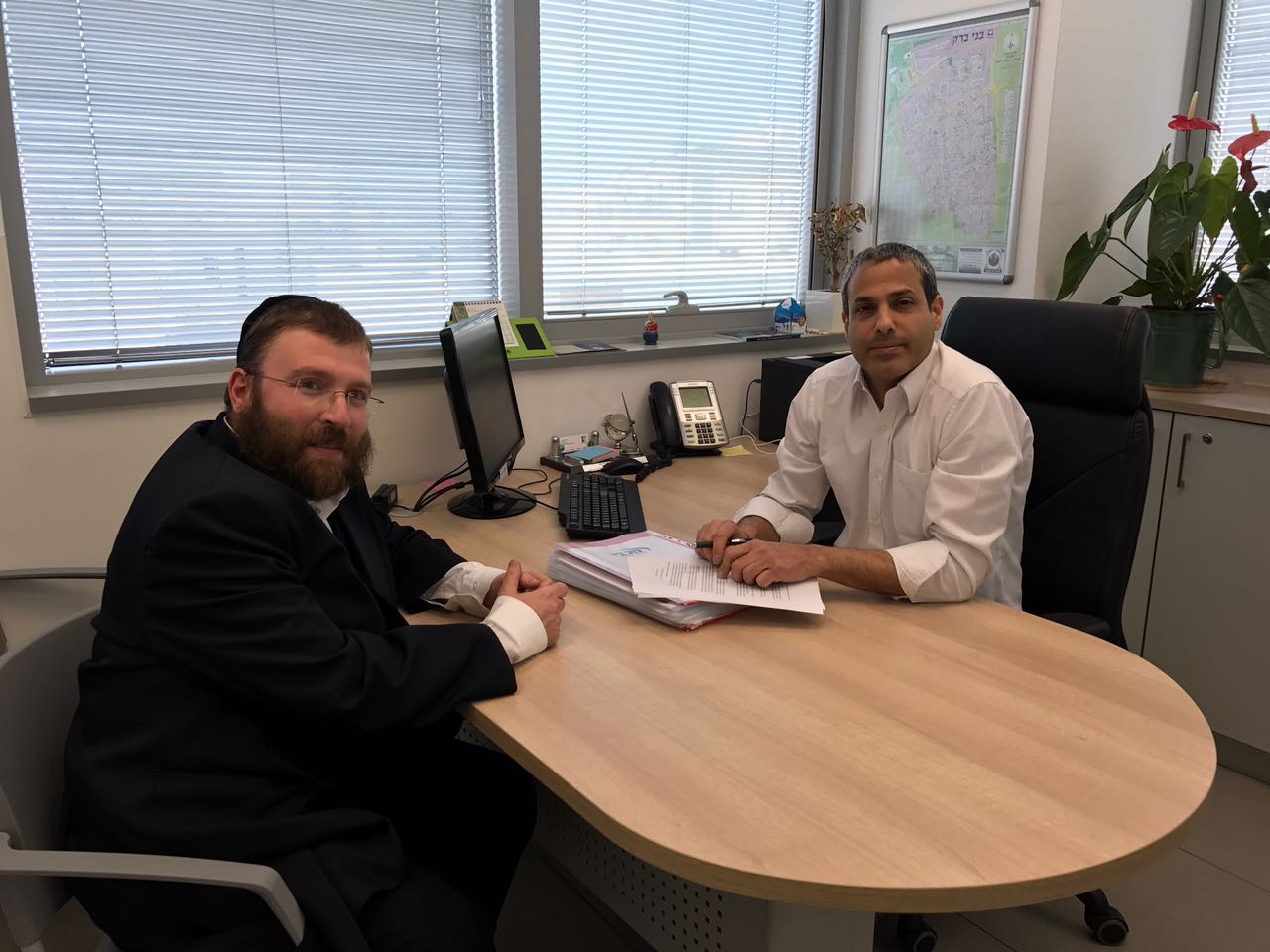 הרב יוסף בינדר בהכנה לפעילות 'הדלת הפתוחה'  במשרדו של אלי עובדיה