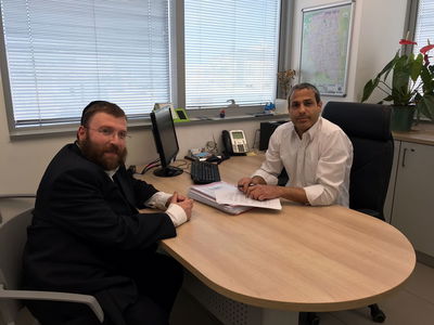 הרב יוסף בינדר בהכנה לפעילות 'הדלת הפתוחה'  במשרדו של אלי עובדיה