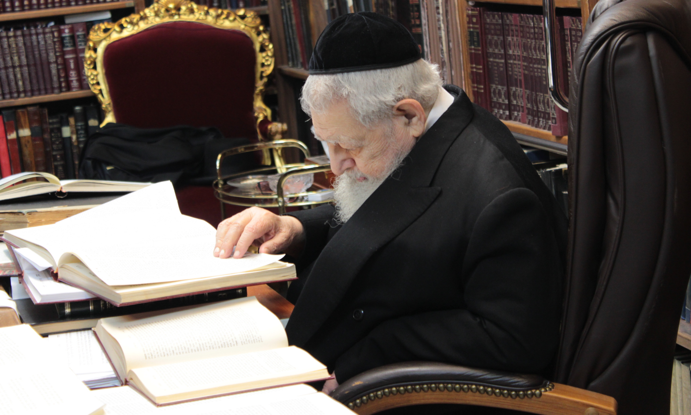 מרן שקוע בלימוד התורה