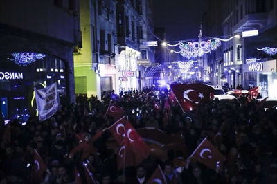 מפגינים טורקים מול השגרירות ההולנדית