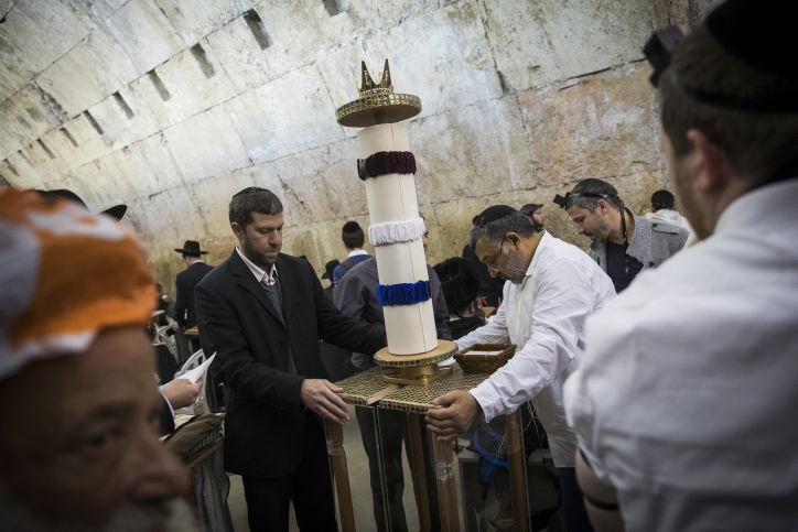 מגילת אסתר הגדולה בעולם הובאה לכותל המערבי | צפו