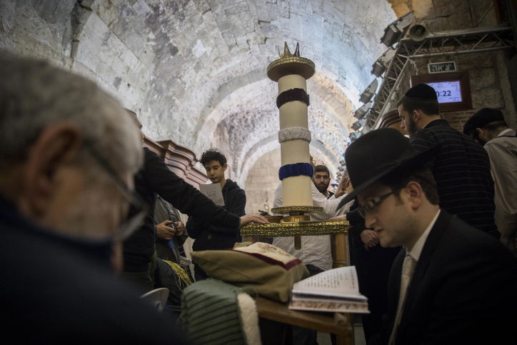 מגילת אסתר הגדולה בעולם הובאה לכותל המערבי | צפו