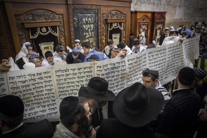 מגילת אסתר הגדולה בעולם הובאה לכותל המערבי | צפו