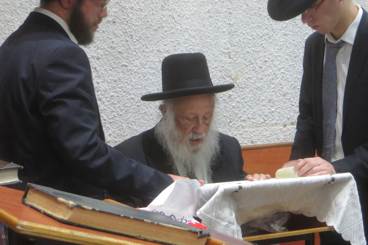 תיעוד: קריאת המגילה בישיבת פוניבז'