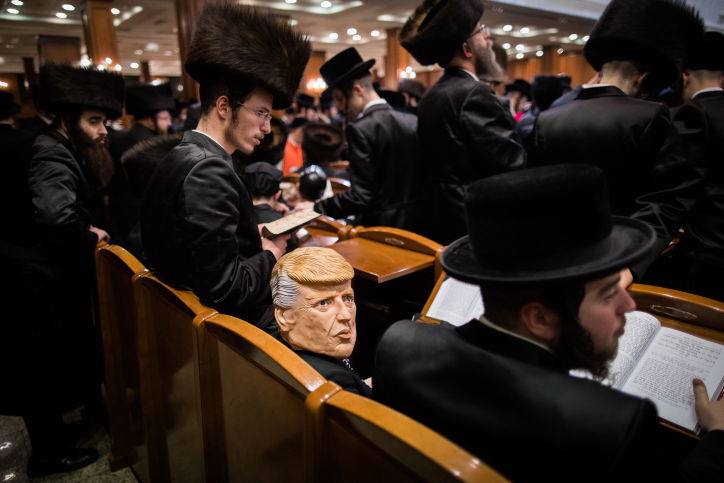 קריאת המגילה והתחפושות בבעלזא. תיעוד