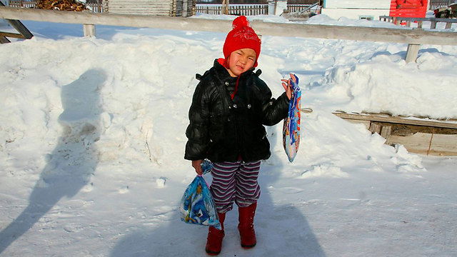 בת 5 צעדה ביער מושלג שורץ זאבים כדי להציל את סבתה