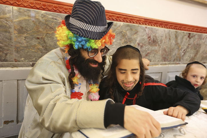 שירה וריקודים: שמחת פורים בתולדות אהרן