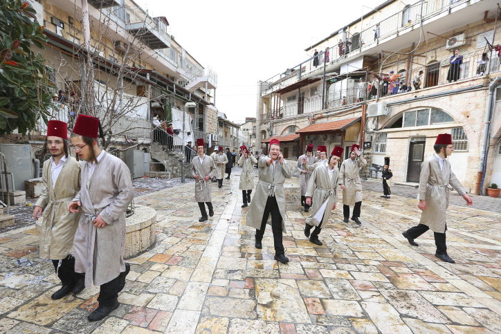 שירה וריקודים: שמחת פורים בתולדות אהרן