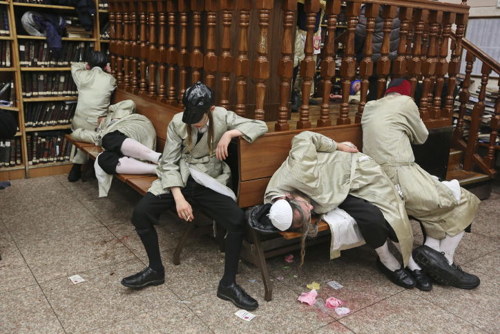 שירה וריקודים: שמחת פורים בתולדות אהרן