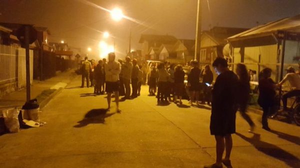 שכנים מתגודדים בסמוך לבית