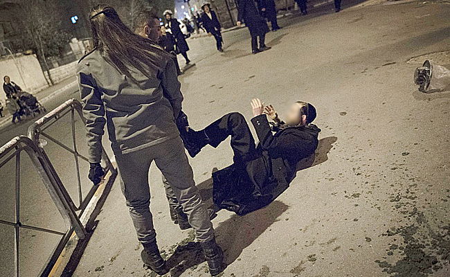 שוטרת ומפגין חרדי. ארכיון