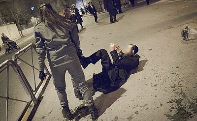 שוטרת ומפגין חרדי. ארכיון