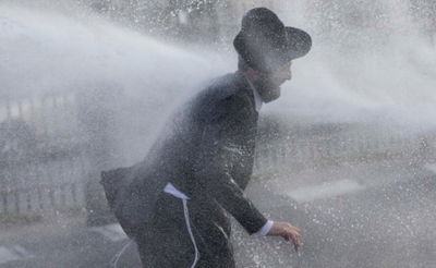 צפו בווידאו: ריקוד המפגינים מול הזרנוק המשטרתי