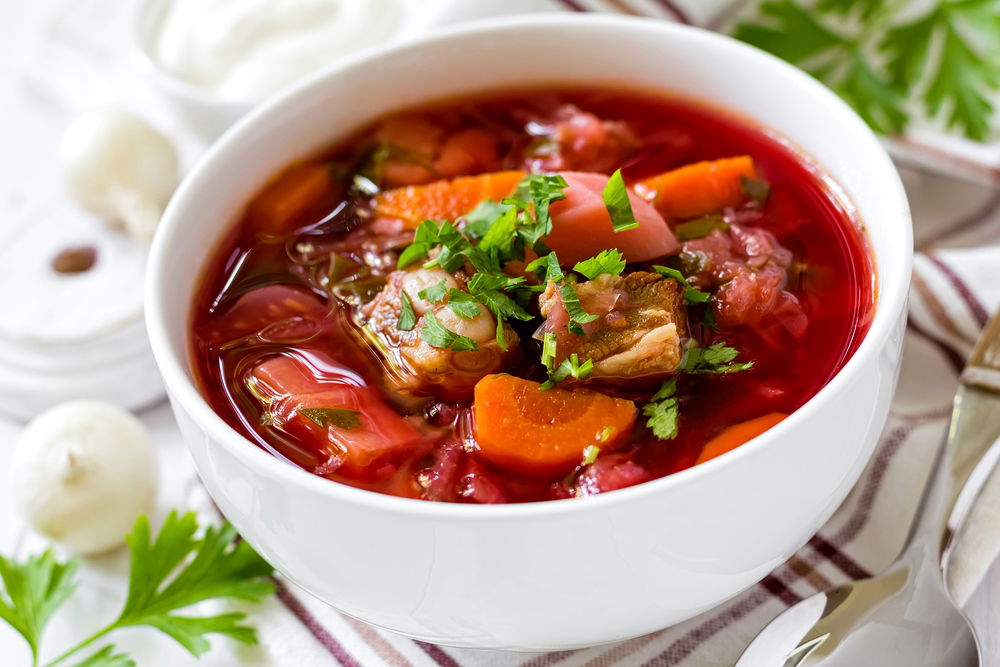 מרק בורשט מסורתי עשיר ומלא טעם