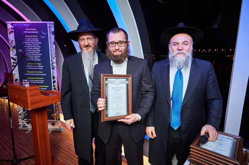 חגיגת יום הולדת לבית הכנסת בהפלגה בנהר. צפו