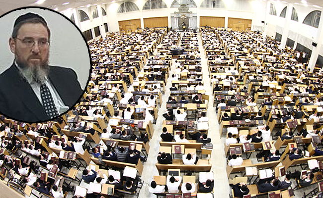 הגר"י חברוני על רקע היכל הישיבה