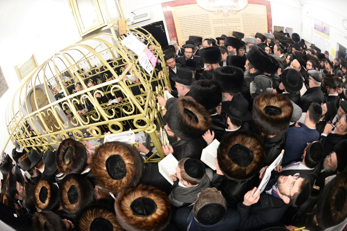 אלפים נוהרים לליזענסק: הילולא דרבי אלימלך.