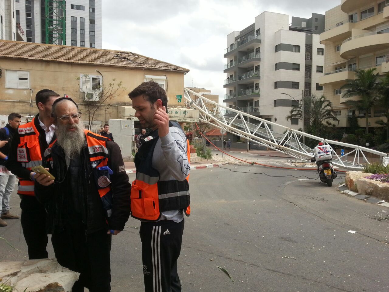 מנוף נפל על בית ברמת גן; שניים נפצעו