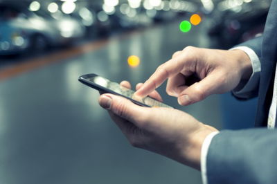 תשלום דרך הטלפון החכם. אילוסטרציה