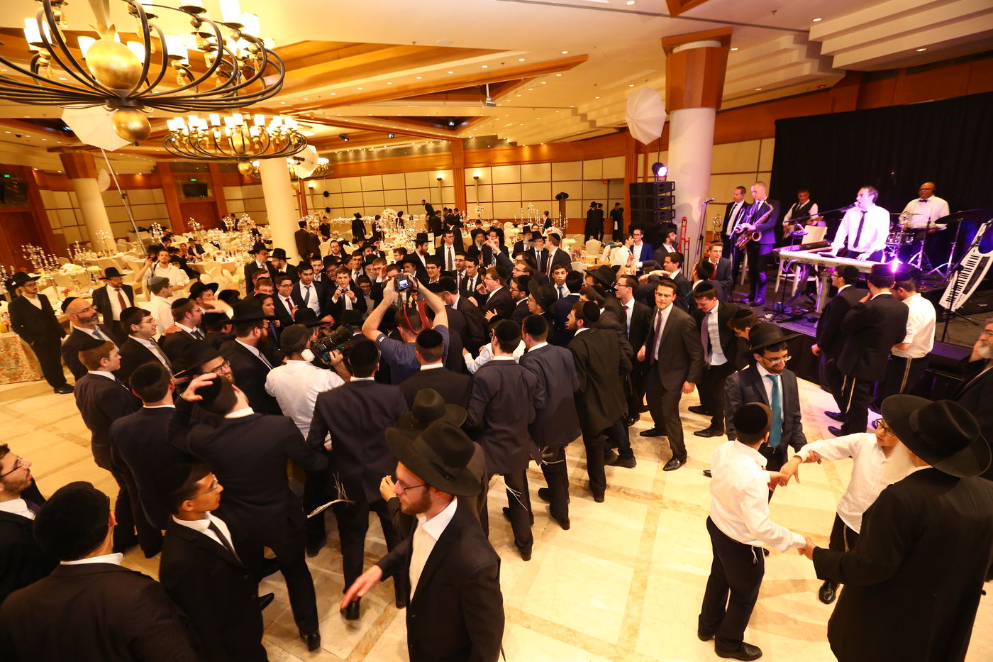 כולם התייצבו לאירוע: יגאל רווח חיתן את בנו