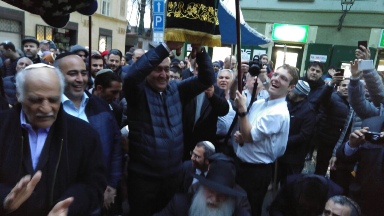 בלב פראג: הרשי אייזנבך בביצוע מרגש לשיר "אדרבה"