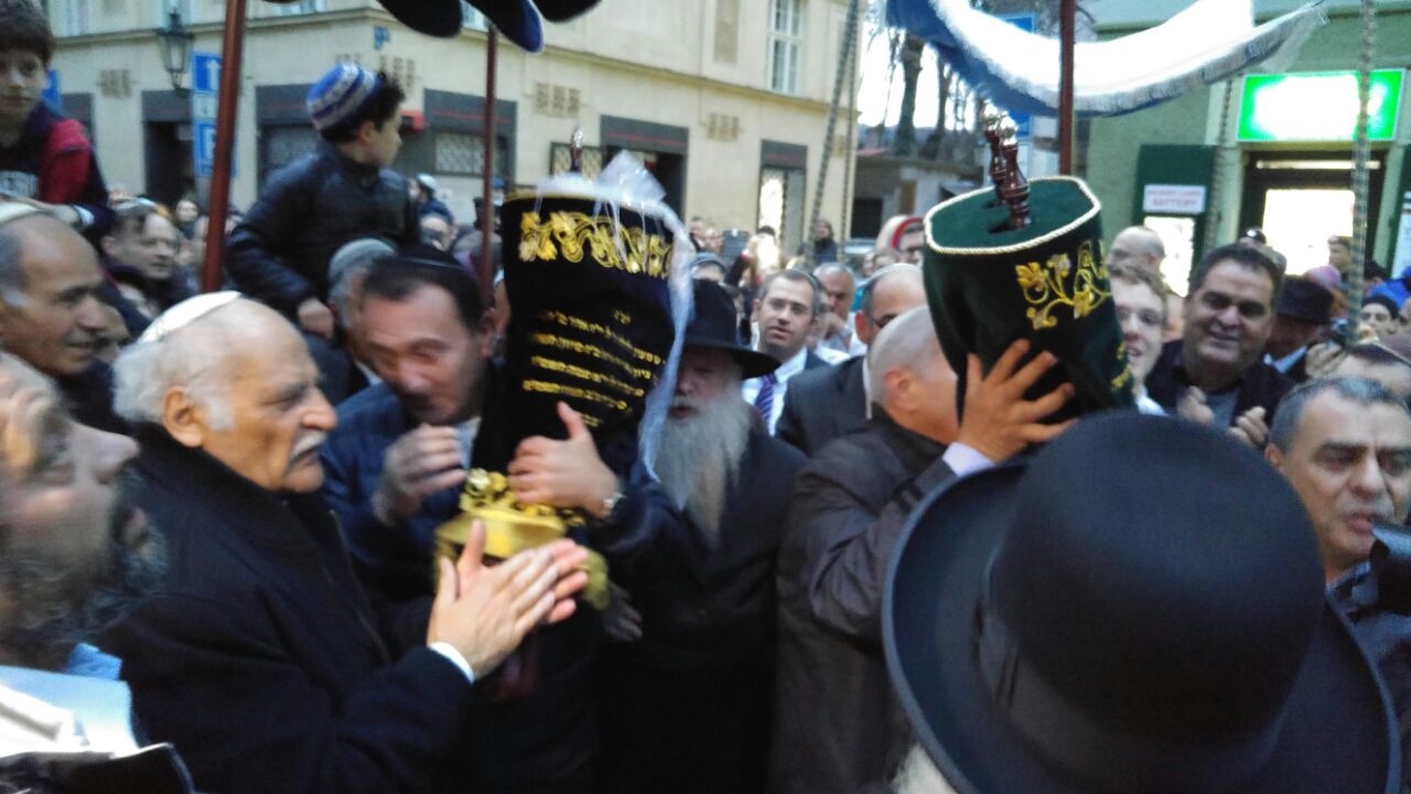 בלב פראג: הרשי אייזנבך בביצוע מרגש לשיר "אדרבה"