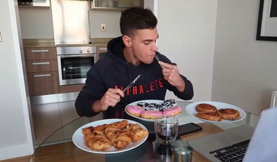 אוכל יותר מכפי יכולתו