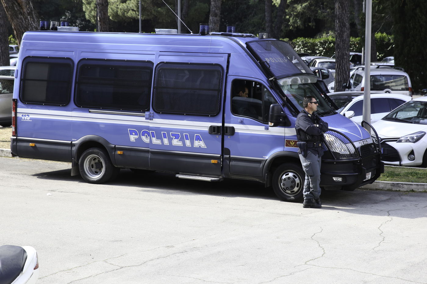 איטליה: שוטרים וחיילים חמושים מאבטחים את הרבנים