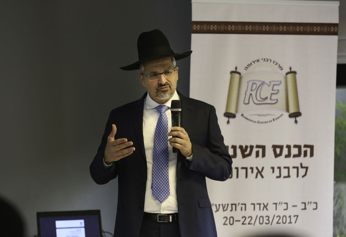 איטליה: שוטרים וחיילים חמושים מאבטחים את הרבנים