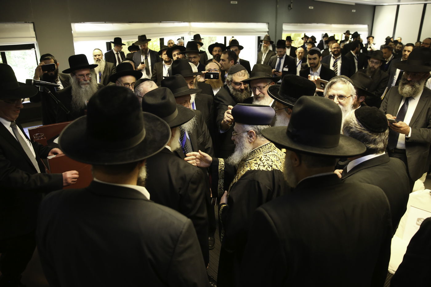 איטליה: שוטרים וחיילים חמושים מאבטחים את הרבנים