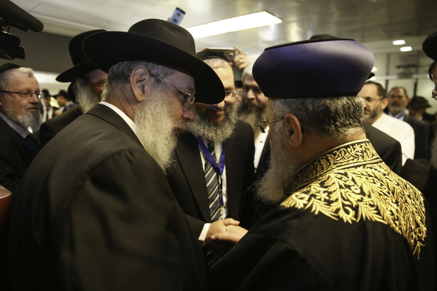 איטליה: שוטרים וחיילים חמושים מאבטחים את הרבנים