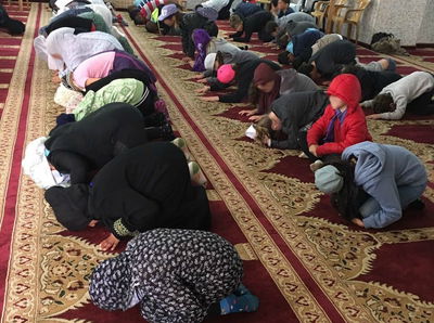 הילדים היהודים במסגד בג'סר א-זרקה.