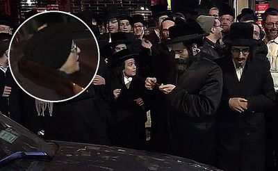 האישה נוזפת במפגינים