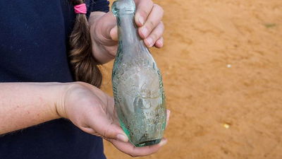 אחד הבקבוקים