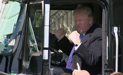 טראמפ פגש נהגי משאיות, והחליט לעלות על אחת מהן. צפו