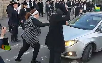 זה מה שקרה כשאישה ניסתה לפנות מפגינים • צפו