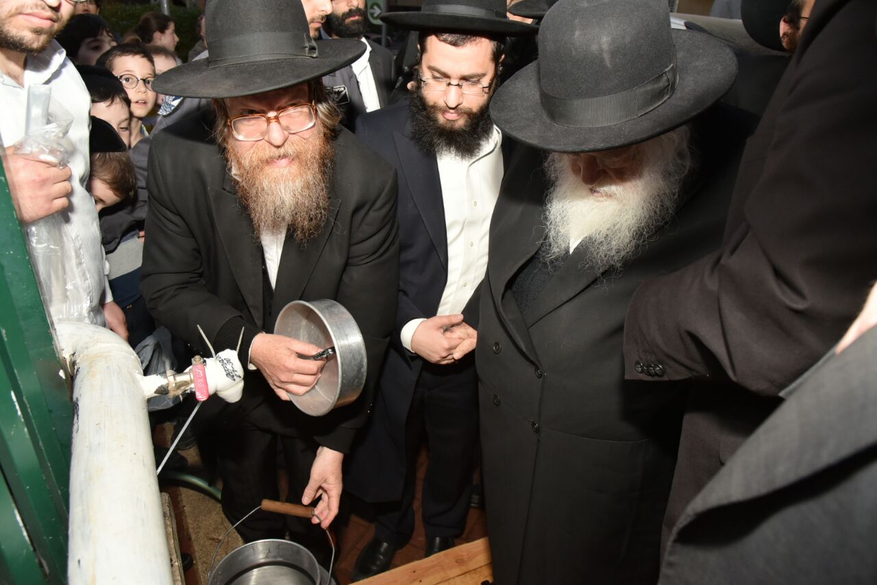 מול מאות תושבים: שר התורה שאב "מים שלנו"