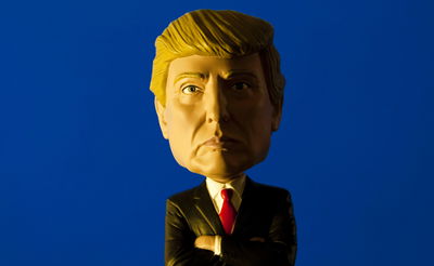 "השריטה של טראמפ": הנשיא האמריקני תובע נערה בת 17