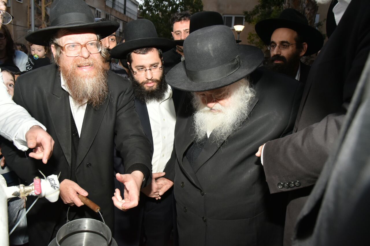 מול מאות תושבים: שר התורה שאב "מים שלנו"