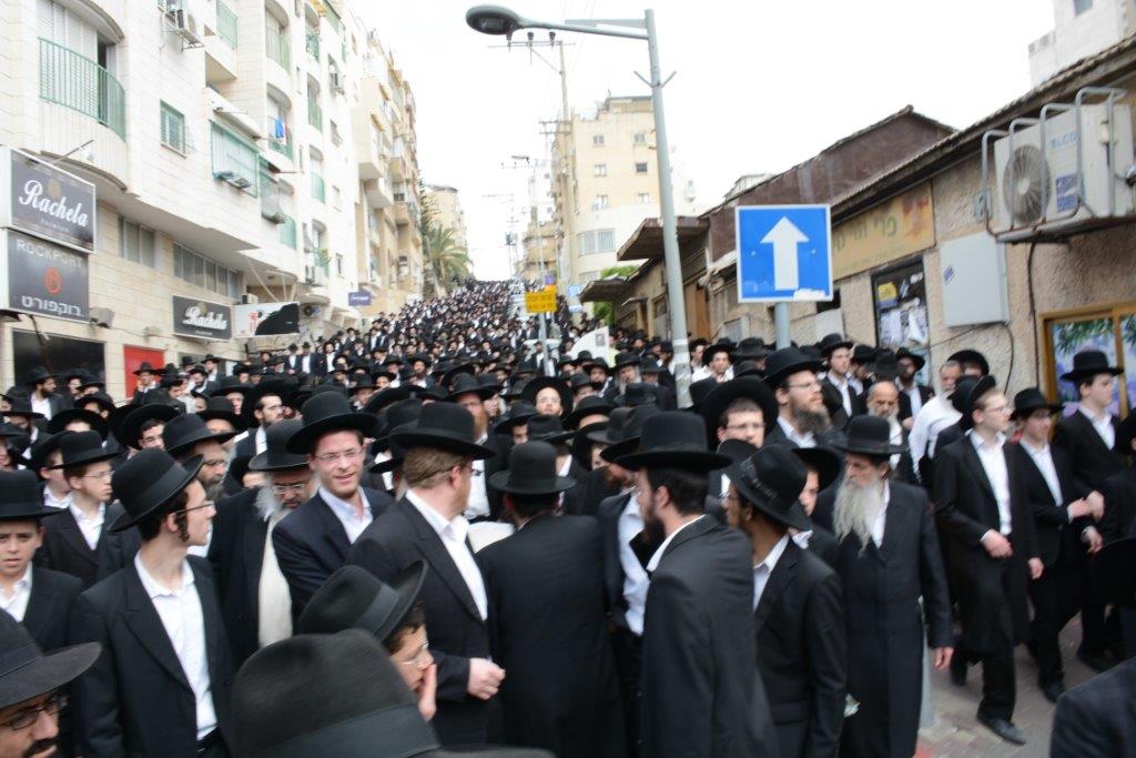 אלפים בהלוויית ראש ישיבת סלבודקא לצעירים הגאון רבי אהרן זקס זצ"ל