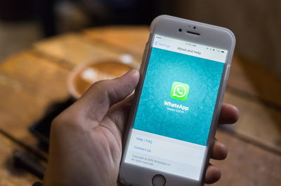 "וואטסאפ צריכה להיות חשופה למשטרה"